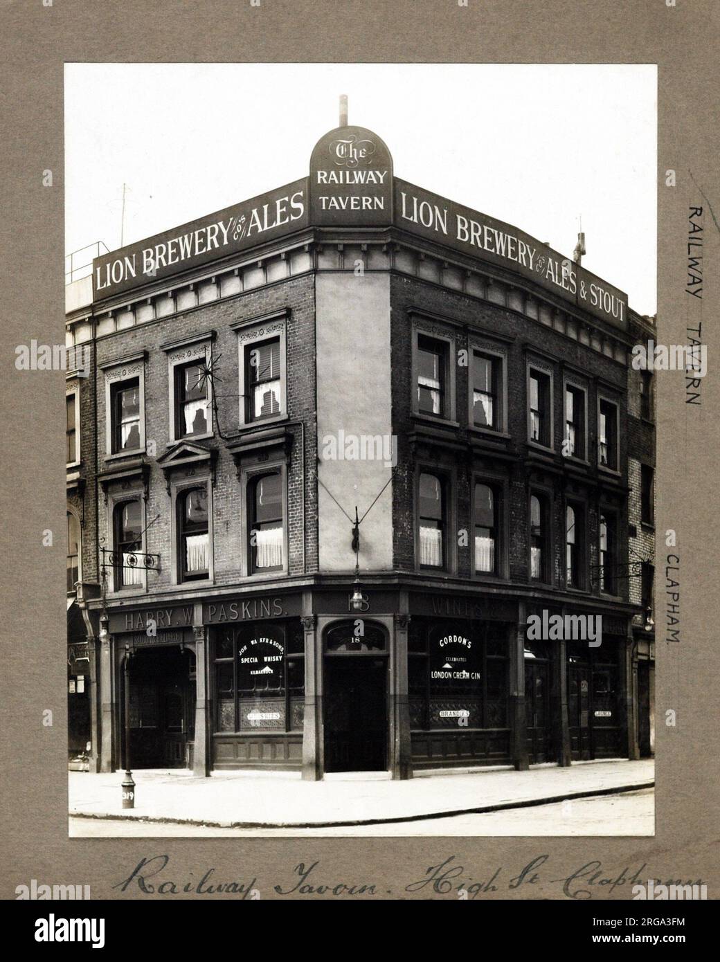 Photographie de Railway Tavern , Clapham, Londres. Le côté principal de l'imprimé (illustré ici) représente : coin sur la vue du pub. Le verso de l'imprimé (disponible sur demande) détails: Rien pour la taverne de chemin de fer, Clapham, Londres SW4 7UR. En juillet 2018 . Château (Mitchells et Butlers) Banque D'Images