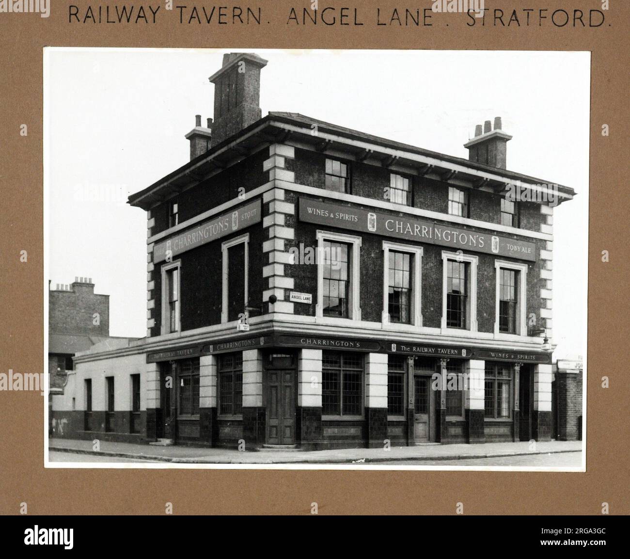 Photographie de Railway Tavern , Stratford, Londres. Le côté principal de l'impression (illustré ici) représente : face gauche sur la vue du pub. Le verso de l'imprimé (disponible sur demande) détails: Rien pour la taverne du chemin de fer, Stratford, Londres E15 1DB. En juillet 2018 . Propriété individuelle Banque D'Images