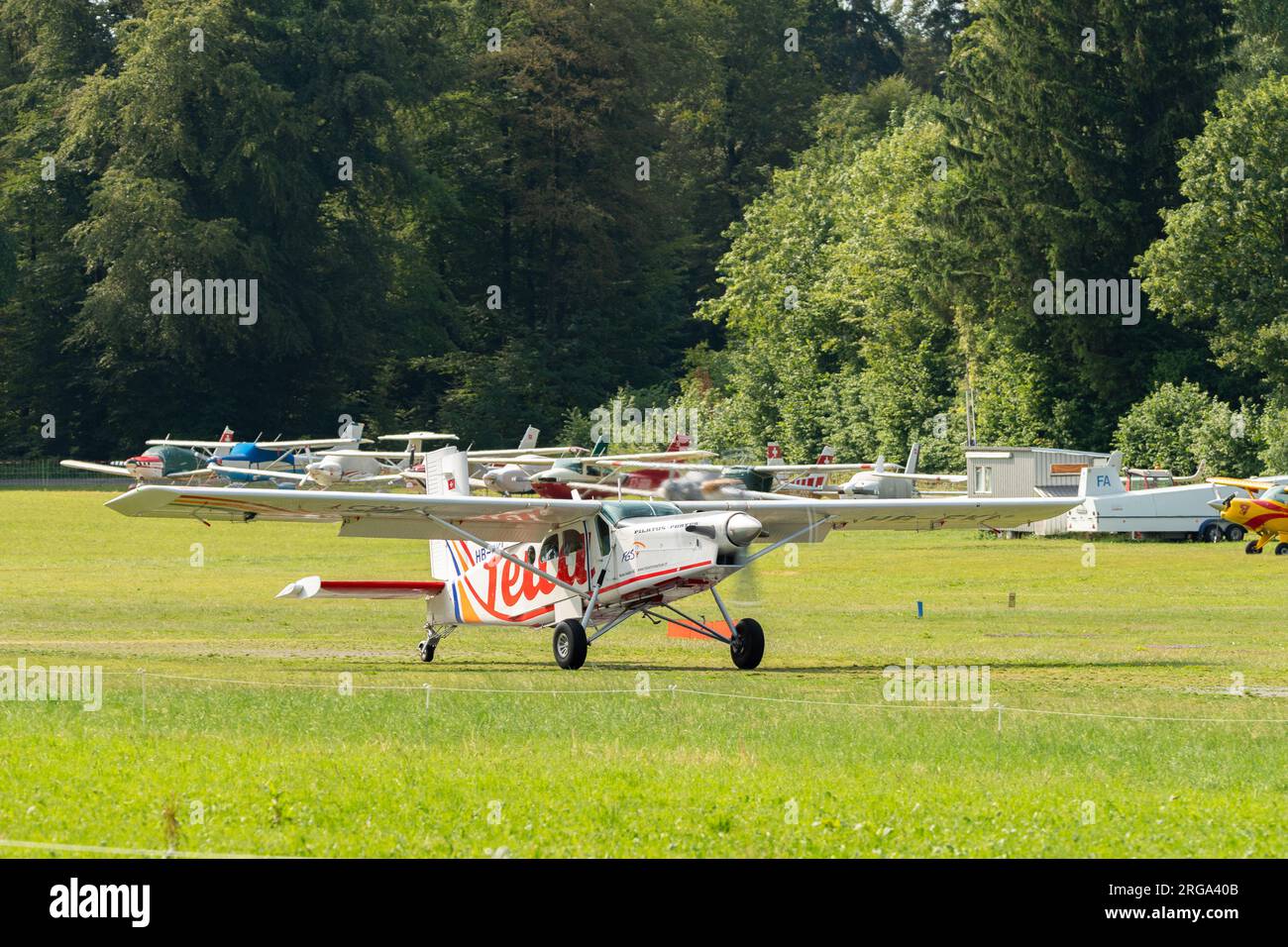 Speck-Fehraltorf, Zurich, Suisse, 1 juillet 2023 HB-FKL Pilatus PC-6/B2-H4 Turbo porter part d'un petit aérodrome Banque D'Images