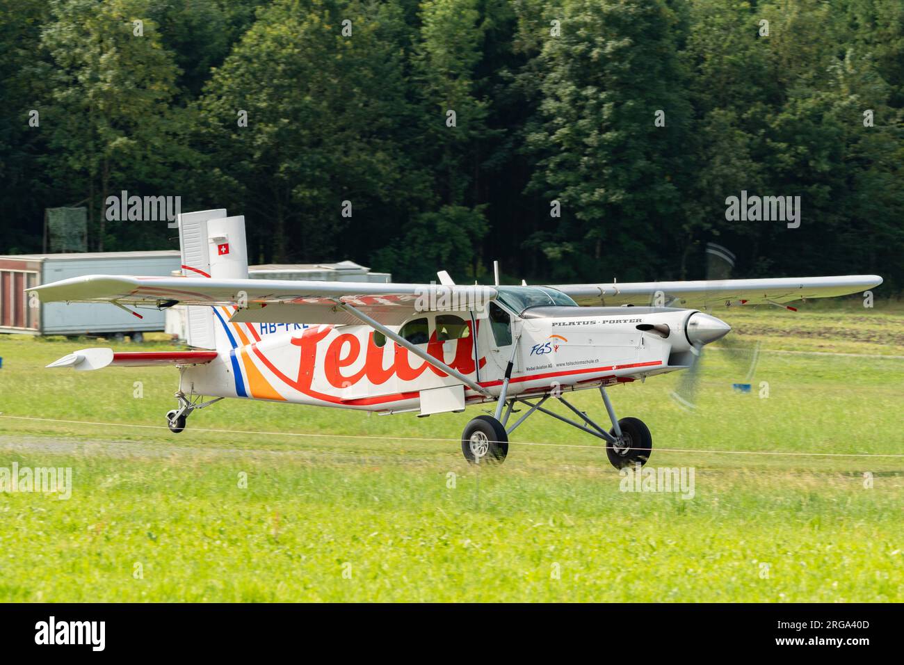 Speck-Fehraltorf, Zurich, Suisse, 1 juillet 2023 HB-FKL Pilatus PC-6/B2-H4 Turbo porter part d'un petit aérodrome Banque D'Images