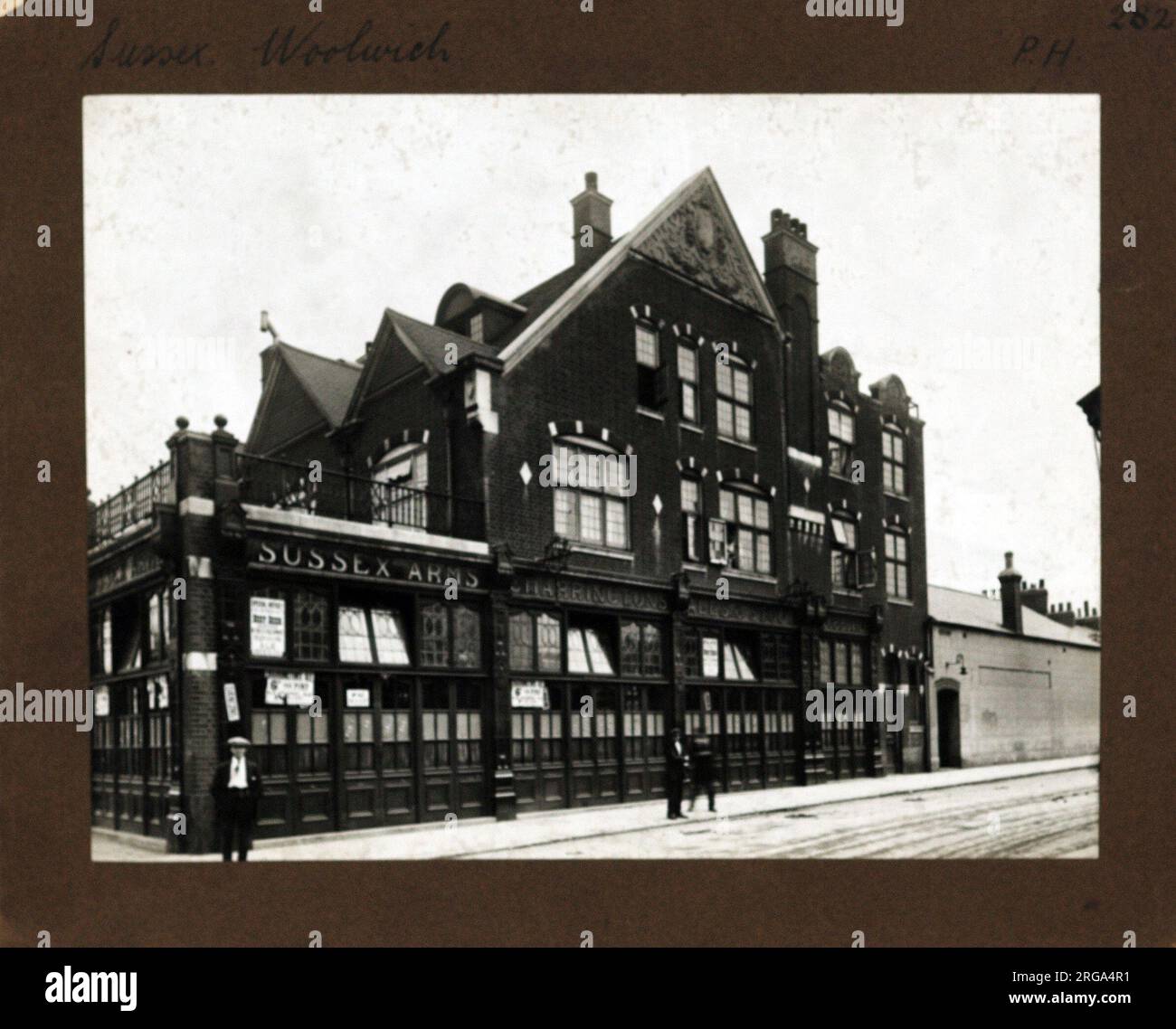 Photographie de Sussex Arms, Woolwich, Londres. Le côté principal de l'imprimé (illustré ici) représente : côté sur la vue du pub. Le verso de l'imprimé (disponible sur demande) détails: Rien pour les bras Sussex, Woolwich, Londres SE18 7BZ. En juillet 2018 . Le commerce a cessé en 1962 et a plus tard été démoli Banque D'Images