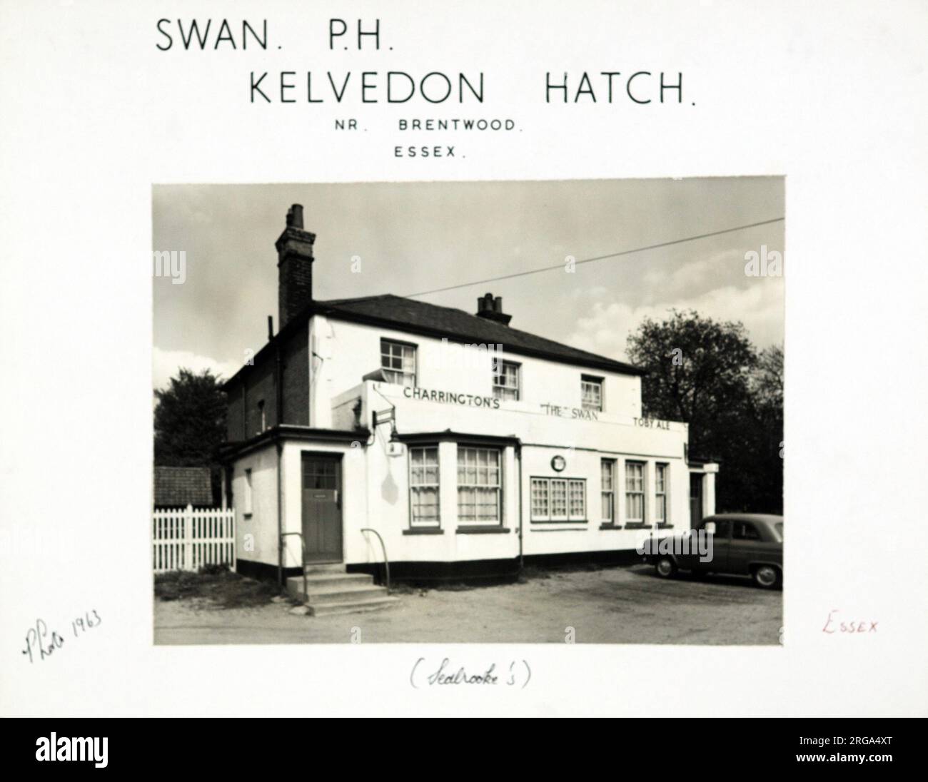 Photographie de Swan pH, Kelvedon Hatch, Essex. Le côté principal de l'impression (illustré ici) représente : face gauche sur la vue du pub. Le verso de l'imprimé (disponible sur demande) détails: Trading Record 1940 . 1961 pour le Swan, Kelvedon Hatch, Essex CM15 0AW. En juillet 2018 . Renommé Dog & Partridge, Charles Wells, désormais converti en restaurant indien « Tamerisk ». Banque D'Images