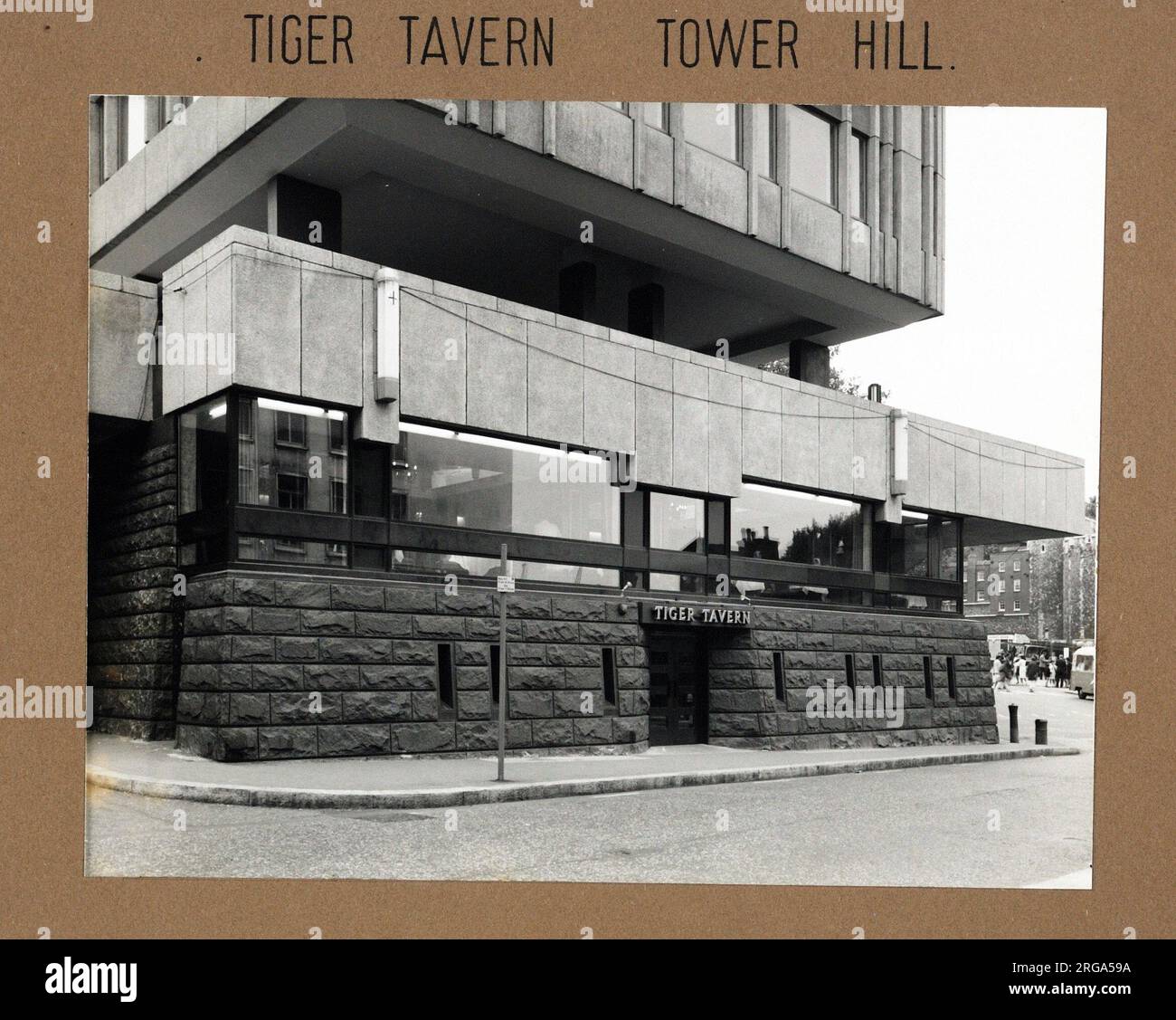 Photographie de Tiger Tavern , Tower Hill (Nouveau), Londres. Le côté principal de l'impression (illustré ici) représente : face gauche sur la vue du pub. Le verso de l'imprimé (disponible sur demande) détails: Rien pour le Tiger Tavern, Tower Hill (New), Londres EC3N 1JL. En juillet 2018 . Démoli Banque D'Images