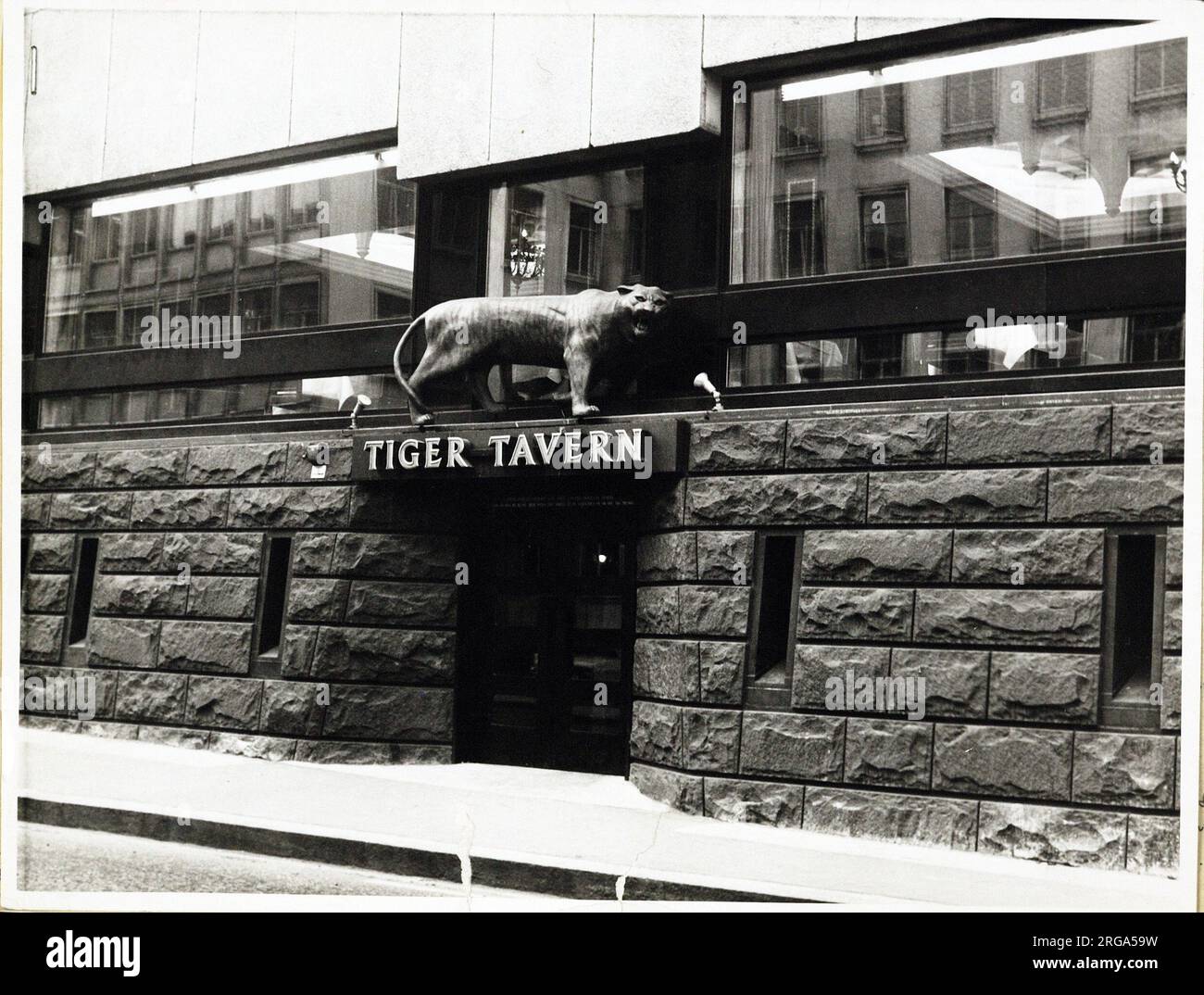 Photographie de Tiger Tavern , Tower Hill (Nouveau), Londres. Le côté principal de l'imprimé (illustré ici) représente : le tigre au-dessus de la porte du pub. Le verso de l'imprimé (disponible sur demande) détails: Rien pour le Tiger Tavern, Tower Hill (New), Londres EC3N 1JL. En juillet 2018 . Démoli Banque D'Images