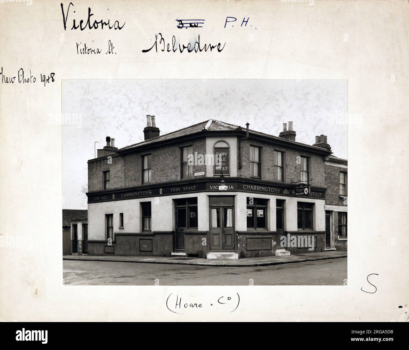 Photographie de Victoria pH, Belvedere, Grand Londres. Le côté principal de l'imprimé (illustré ici) représente : coin sur la vue du pub. Le verso de l'imprimé (disponible sur demande) détails: Trading Record 1936 . 1961 pour le Victoria, Belvedere, Greater London DA17 5LN. En juillet 2018 . Tavernes de punch Banque D'Images