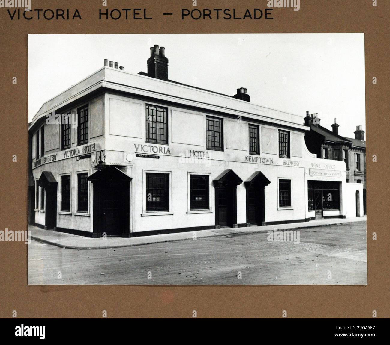 Photographie de l'hôtel Victoria, Portslade, Sussex. Le côté principal de l'impression (illustré ici) représente : face gauche sur la vue du pub. Le verso de l'imprimé (disponible sur demande) détails: Rien pour l'hôtel Victoria, Portslade, Sussex BN41 1XP. En juillet 2018 . Tavernes de punch Banque D'Images