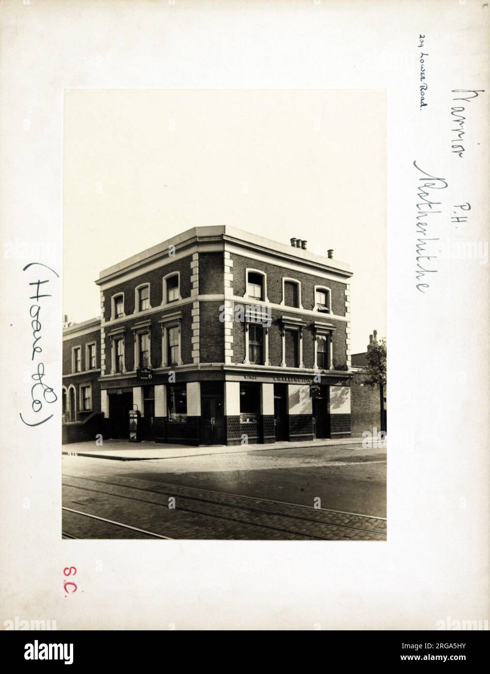 Photographie de Warrior pH, Rotherhithe, Londres. Le côté principal de l'imprimé (illustré ici) représente : coin sur la vue du pub. Le verso de l'imprimé (disponible sur demande) détails: Trading Record 1934 . 1961 pour le guerrier, Rotherhithe, Londres SE16 2LW. En juillet 2018 . Démoli et remplacé par un bloc de méplats Banque D'Images