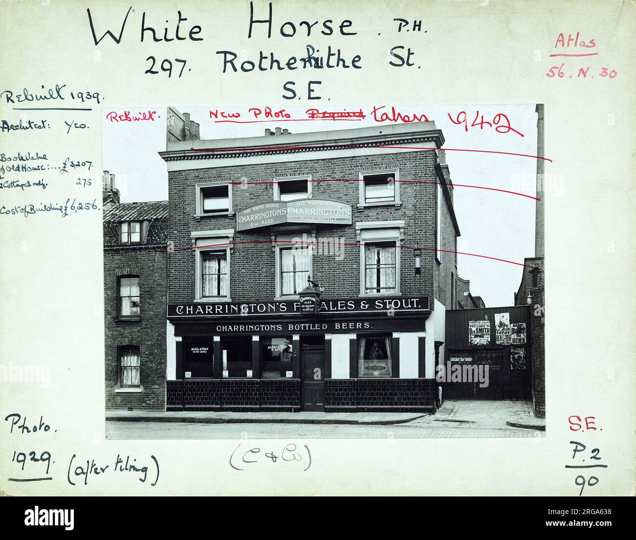 Photographie de White Horse pH, Rotherhithe (Old), Londres. Le côté principal de l'imprimé (illustré ici) représente : face sur la vue du pub. Le verso de l'imprimé (disponible sur demande) détails: Trading Record 1920 . 1940 pour le Cheval blanc, Rotherhithe (ancien), Londres SE16 5DW. En juillet 2018 . Démoli pour un nouveau pub Banque D'Images