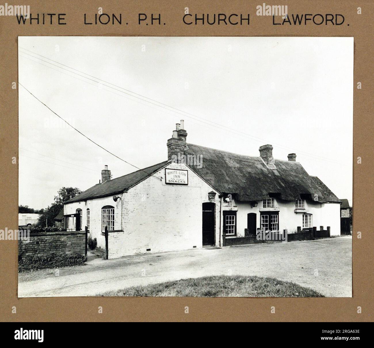 Photographie de White Lion pH, Church Lawford, Warwickshire. Le côté principal de l'impression (illustré ici) représente : face gauche sur la vue du pub. Le verso de l'imprimé (disponible sur demande) détails: Trading Record 1962 . 1963 pour le Lion blanc, Church Lawford, Warwickshire CV23 9EF. En juillet 2018 . Renommé le Old Smithy et plus thatched . Propriétaire des tavernes King Henrys Banque D'Images