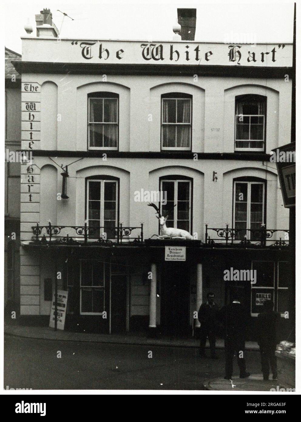 Photographie de White Hart pH, Holsworthy, Devon. Le côté principal de l'imprimé (illustré ici) représente : face sur la vue du pub. Le verso de l'imprimé (disponible sur demande) détails: Rien pour le White Hart, Holsworthy, Devon EX22 6EB. En juillet 2018 . Pub familial Banque D'Images