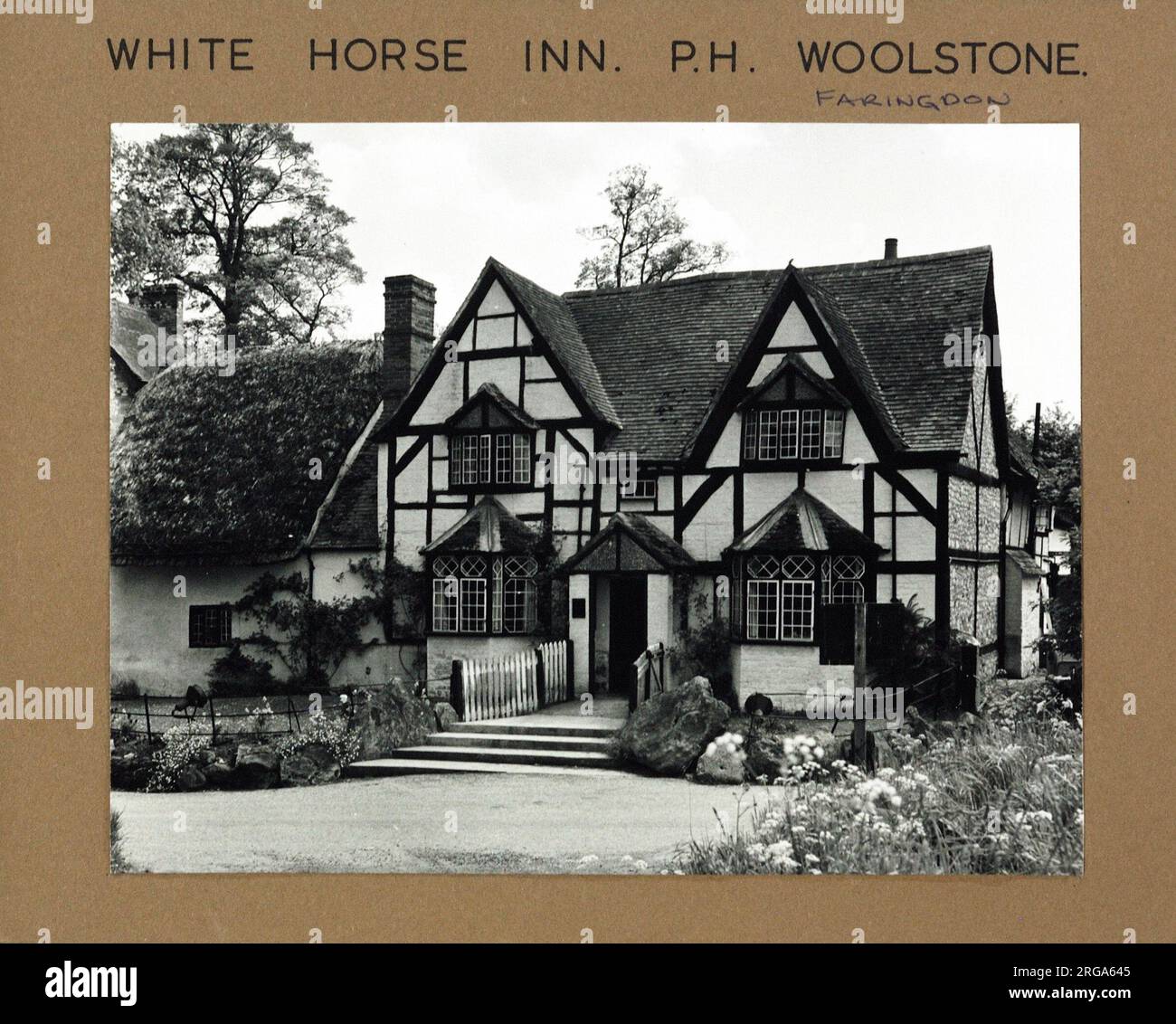 Photographie de White Horse Inn, Woolstone, Oxfordshire. Le côté principal de l'imprimé (illustré ici) représente : face sur la vue du pub. Le verso de l'imprimé (disponible sur demande) détails: Rien pour le White Horse Inn, Woolstone, Oxfordshire SN7 7QL. En juillet 2018 . Arkell Banque D'Images