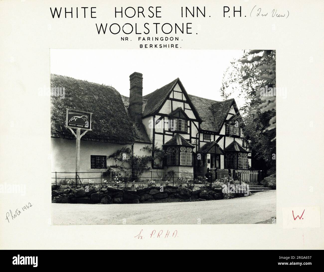 Photographie de White Horse Inn, Woolstone, Oxfordshire. Le côté principal de l'impression (illustré ici) représente : face gauche sur la vue du pub. Le verso de l'imprimé (disponible sur demande) détails: Rien pour le White Horse Inn, Woolstone, Oxfordshire SN7 7QL. En juillet 2018 . Arkell Banque D'Images