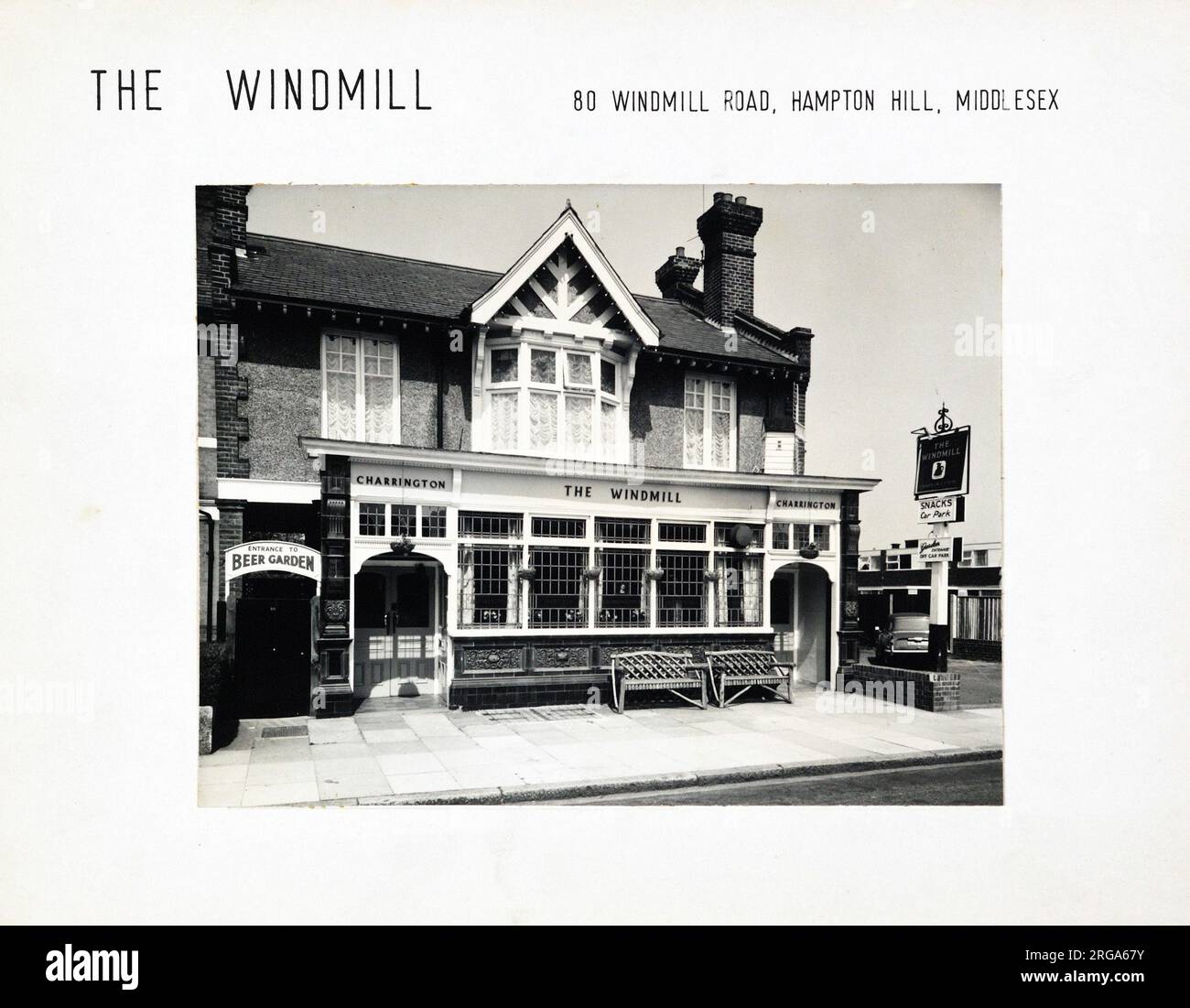 Photographie de Windmill pH, Hampton Hill, Grand Londres. Le côté principal de l'imprimé (illustré ici) représente : face sur la vue du pub. Le verso de l'imprimé (disponible sur demande) détails: Rien pour le Moulin à vent, Hampton Hill, Greater London TW12 1QU. En juillet 2018 . Tavernes Admiral Banque D'Images