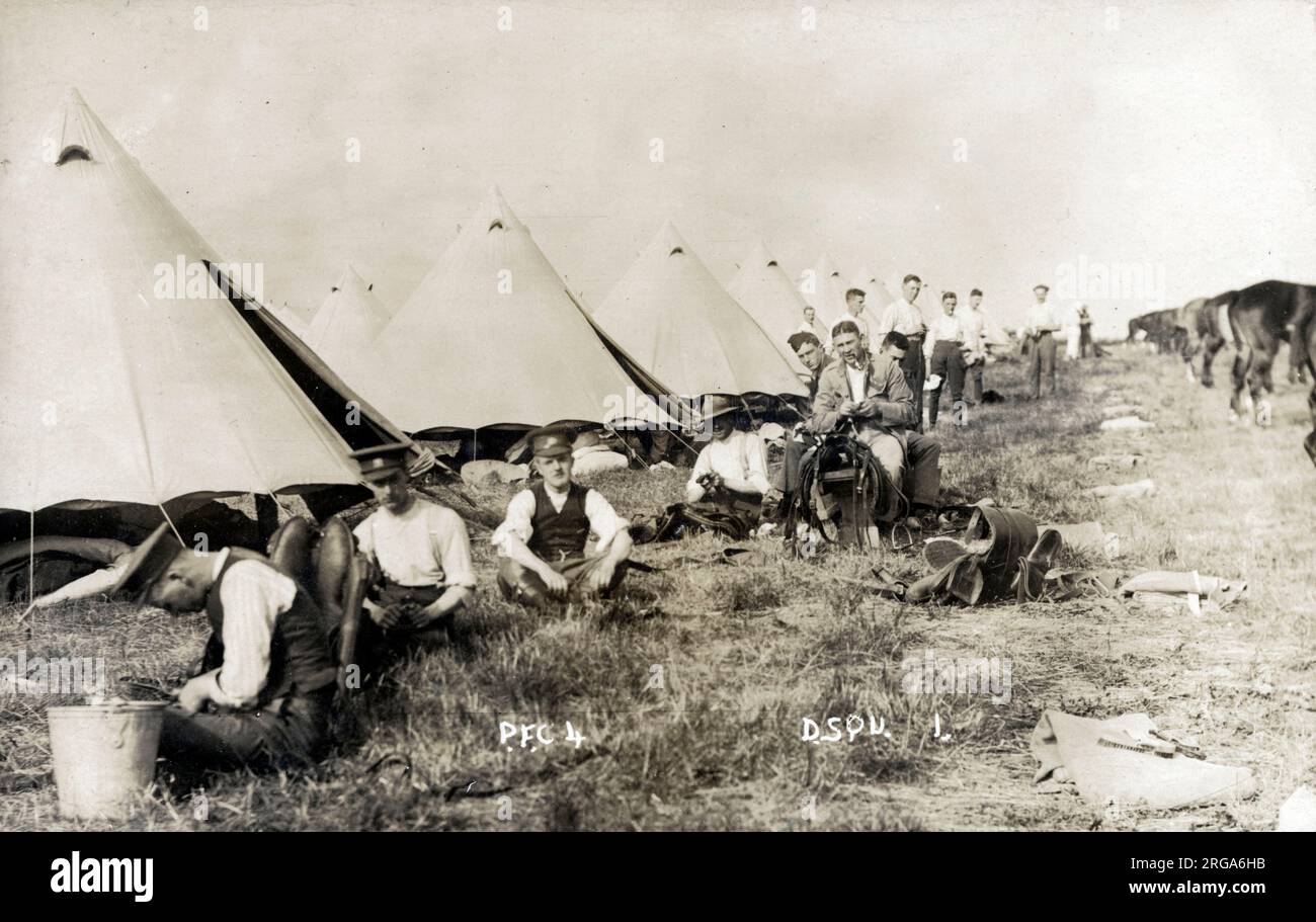 2nd County of London Westminster Dragoons Camp. Les cavaliers lavent et polissent leurs uniformes et le tack de leurs chevaux. Devizes, Wiltshire - West Down. Banque D'Images