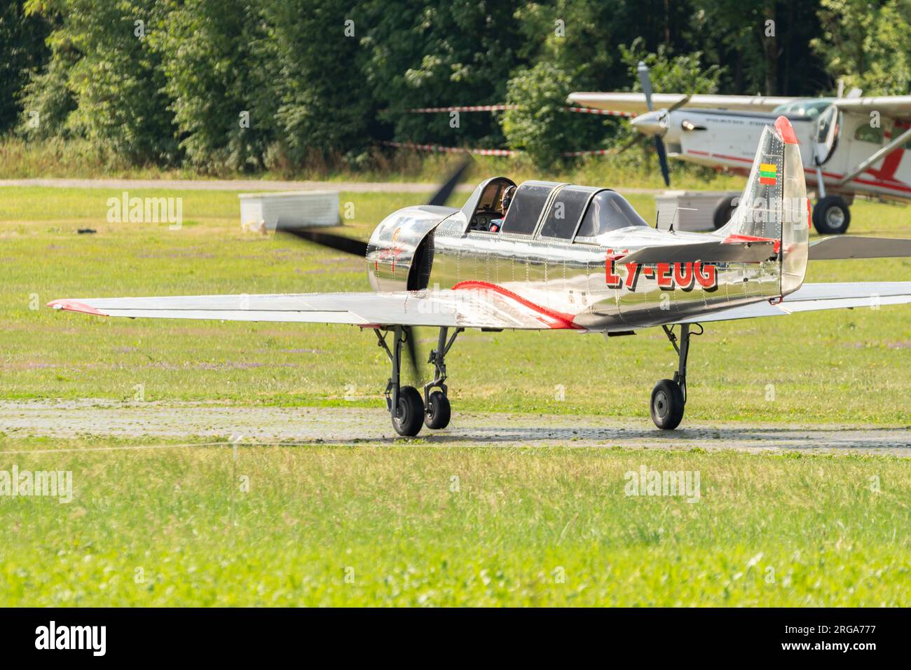 Speck-Fehraltorf, Zurich, Suisse, 1 juillet 2023 un avion soviétique historique Jakowlew Jak-52 sur un petit aérodrome Banque D'Images