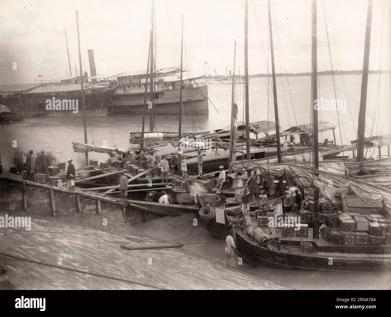 Photographie vintage du 19th siècle : bateaux attachés à Hankow, Hankou Chine Banque D'Images