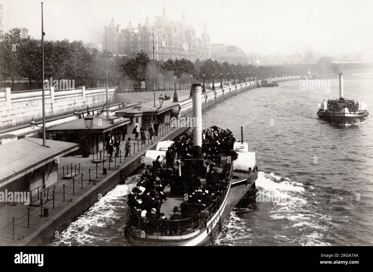 Photographie vintage du 19th siècle : rive de la Tamise et lancement à vapeur, Londres Banque D'Images