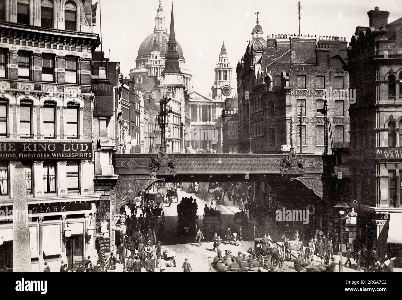Photographie vintage du 19th siècle : Ludgate Circus et la cathédrale Saint-Paul, Londres Banque D'Images