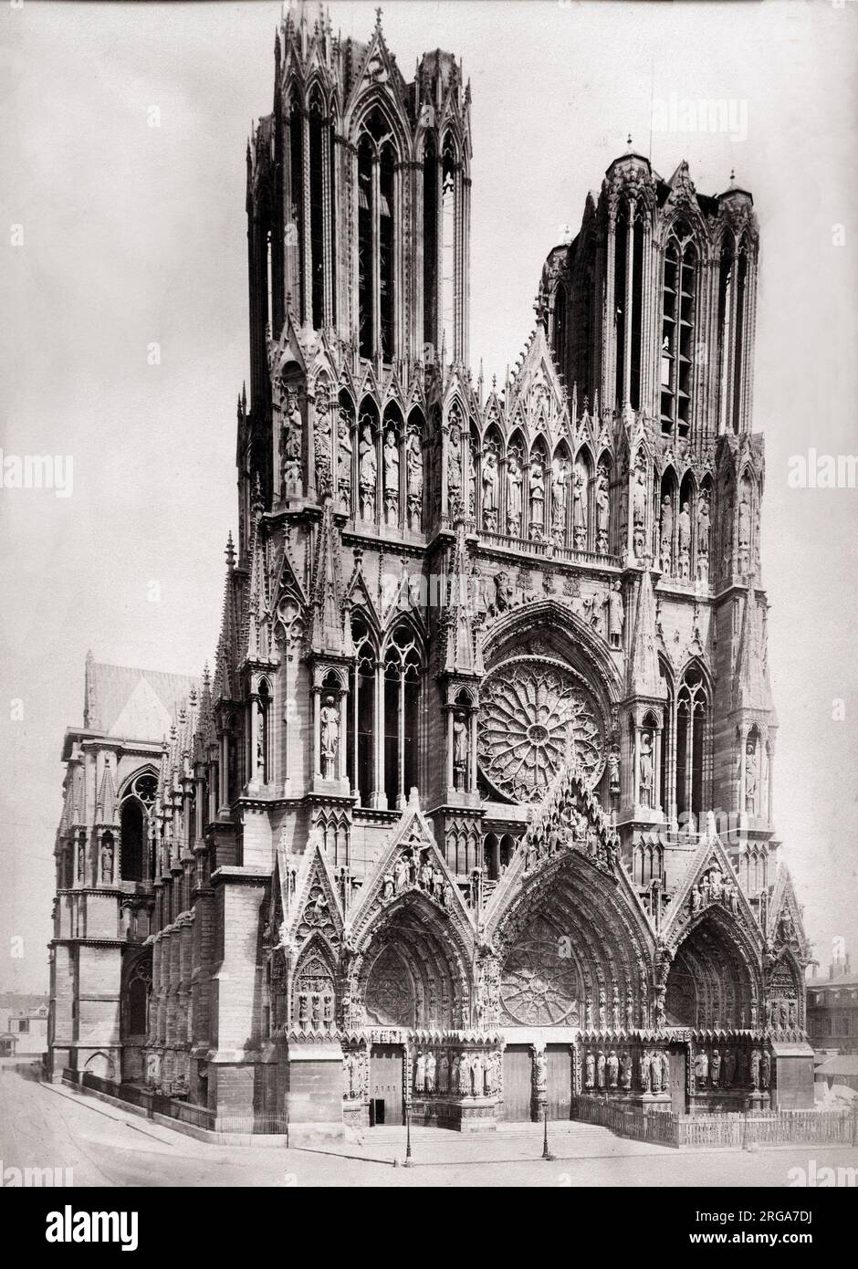Photographie du 19th ème siècle : la façade de la cathédrale de Reims, France Banque D'Images