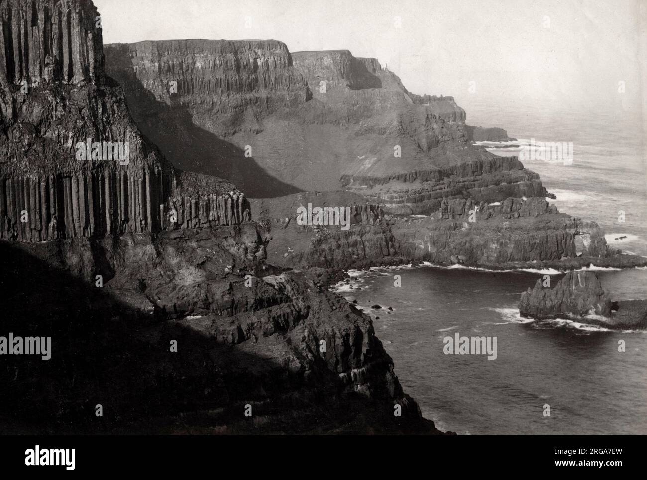 Photographie vintage du 19th siècle: Pleaskin Head, Giant's Causeway, Co. Antrim Irlande du Nord Banque D'Images