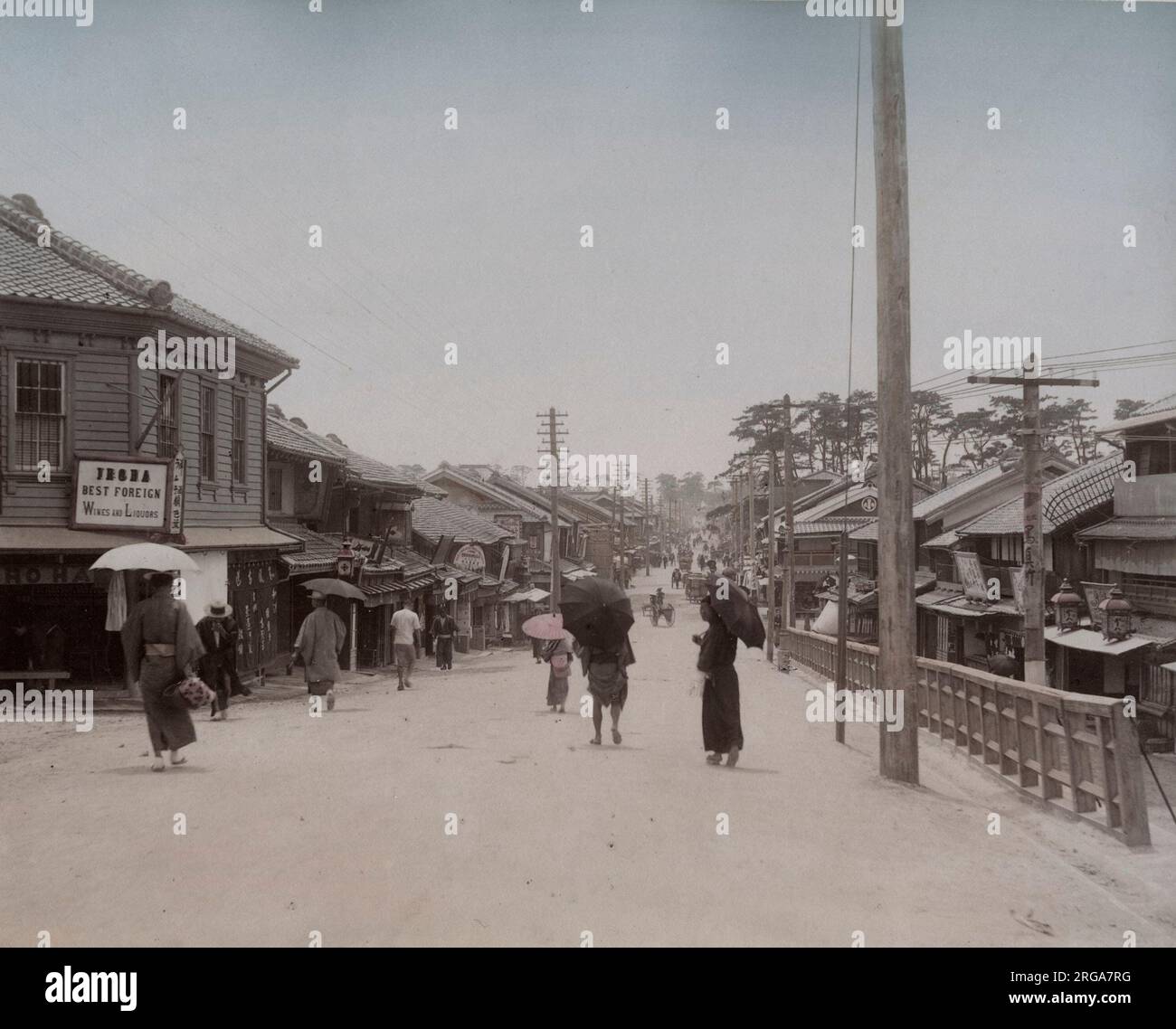 Scène de rue au Japon, montrant un magasin de vin étranger. Photographie vintage du 19th siècle.. Banque D'Images