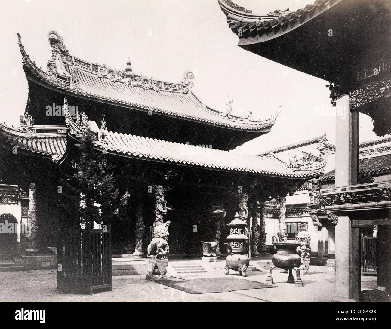 Cour du Temple avec objets en bronze, Shanghai China. Photographie vintage du 19th siècle. Banque D'Images