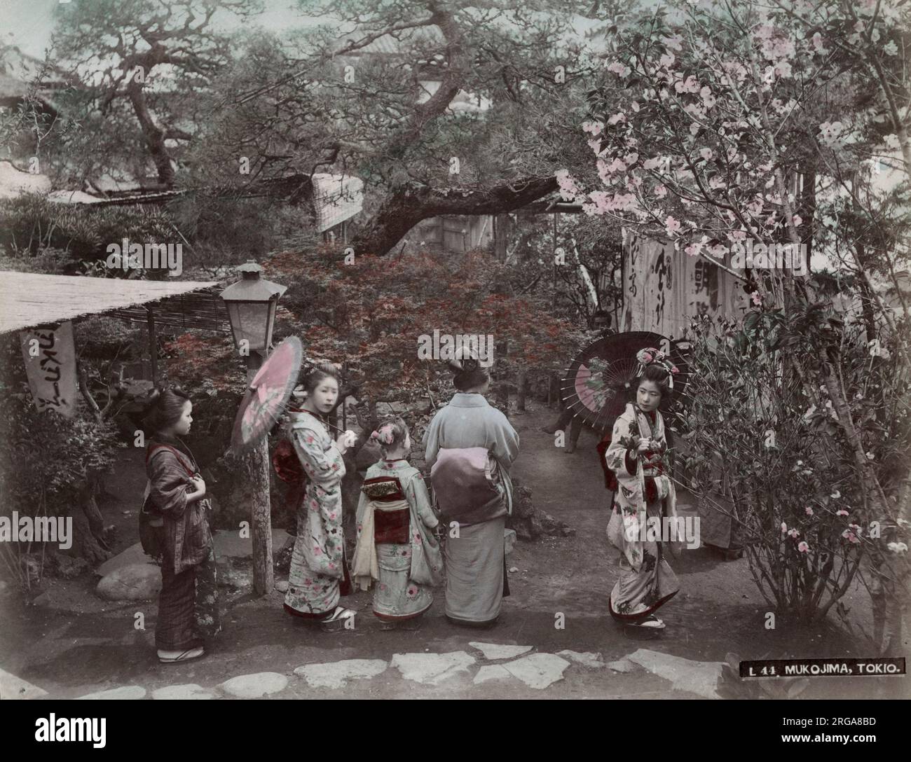 Des filles et des jeunes enfants plus âgés dans les jardins de Mukojima Tokyo. Photographie vintage du 19th siècle. Banque D'Images