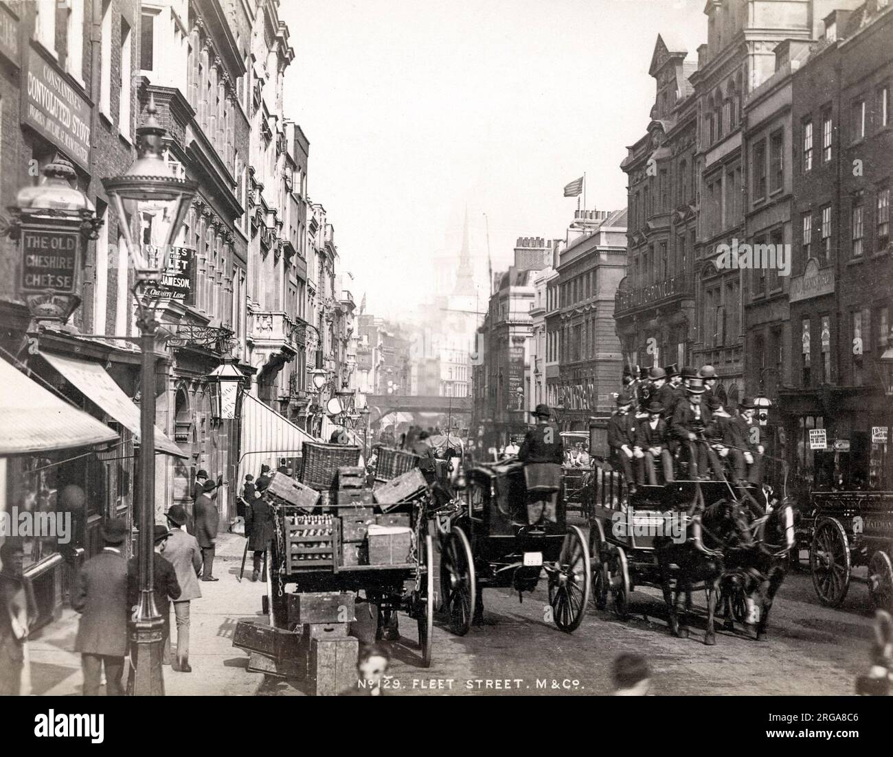 Vue le long de Fleet Street Londres, étouffé par la circulation à cheval. Photographie vintage du 19th siècle Banque D'Images