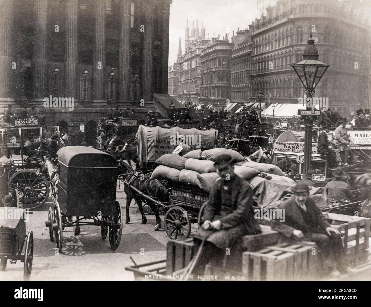 Vue à l'extérieur de la Mansion House Londres, étouffée par le trafic tiré par des chevaux. Photographie vintage du 19th siècle Banque D'Images
