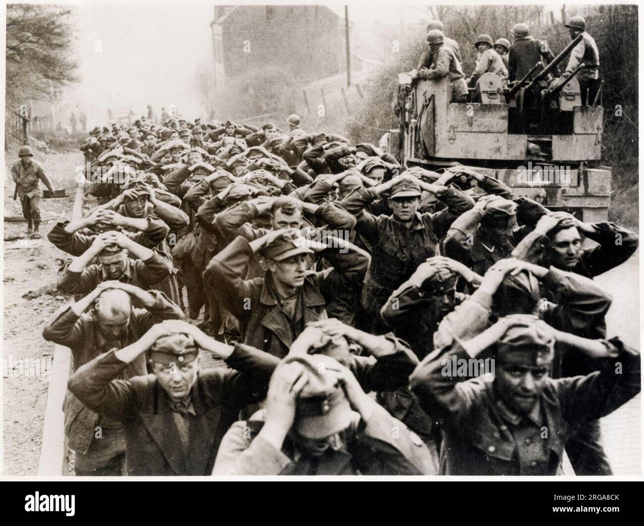 Deuxième Guerre mondiale - prisonniers allemands en marche, pris après la capture de Limbourg par la 1ère armée américaine Banque D'Images