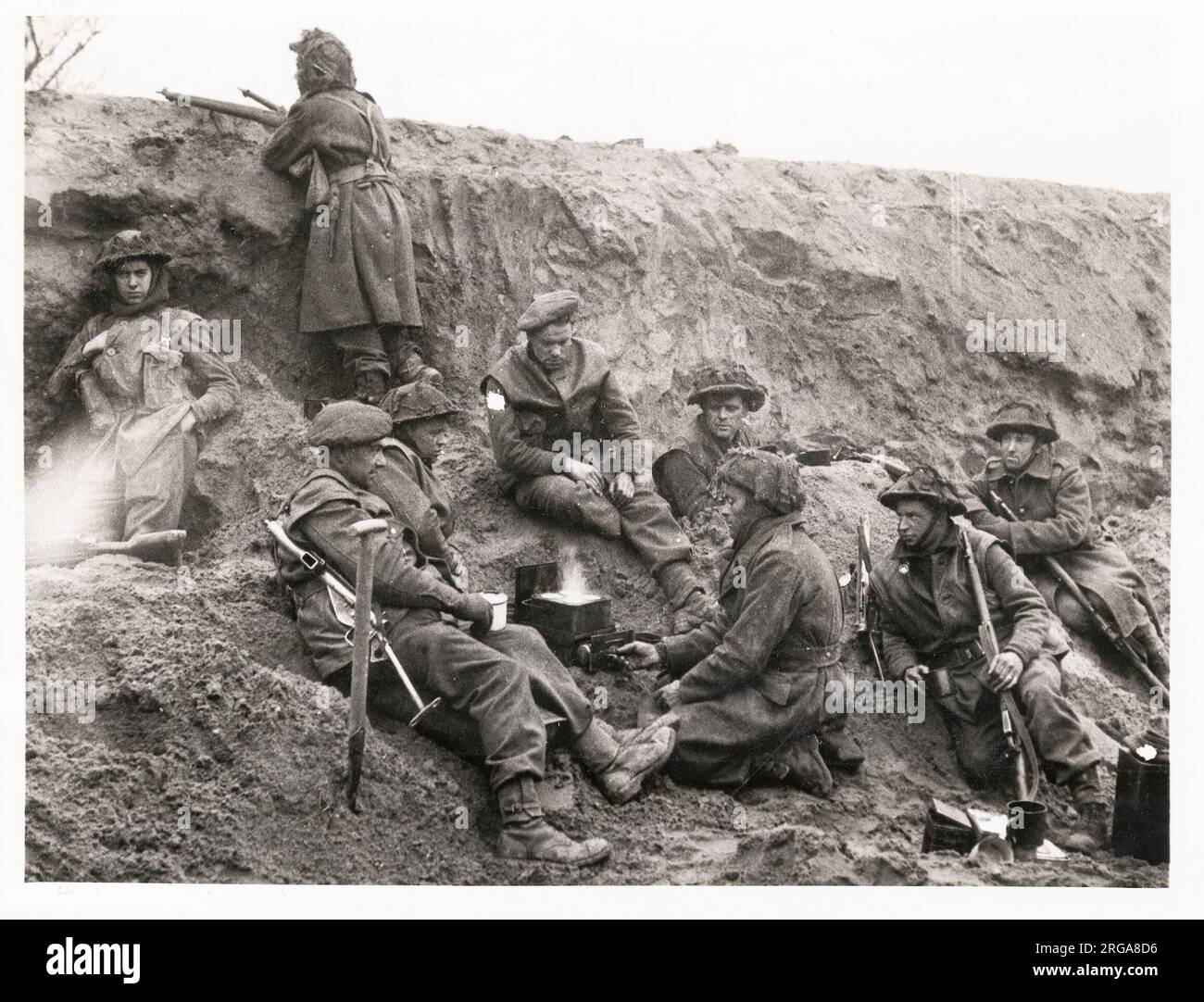 Photographie vintage Seconde Guerre mondiale - les soldats de l'armée britannique cuisent un meeal pendant l'avance entre les fleuves Maas et Rhin, Allemagne Banque D'Images