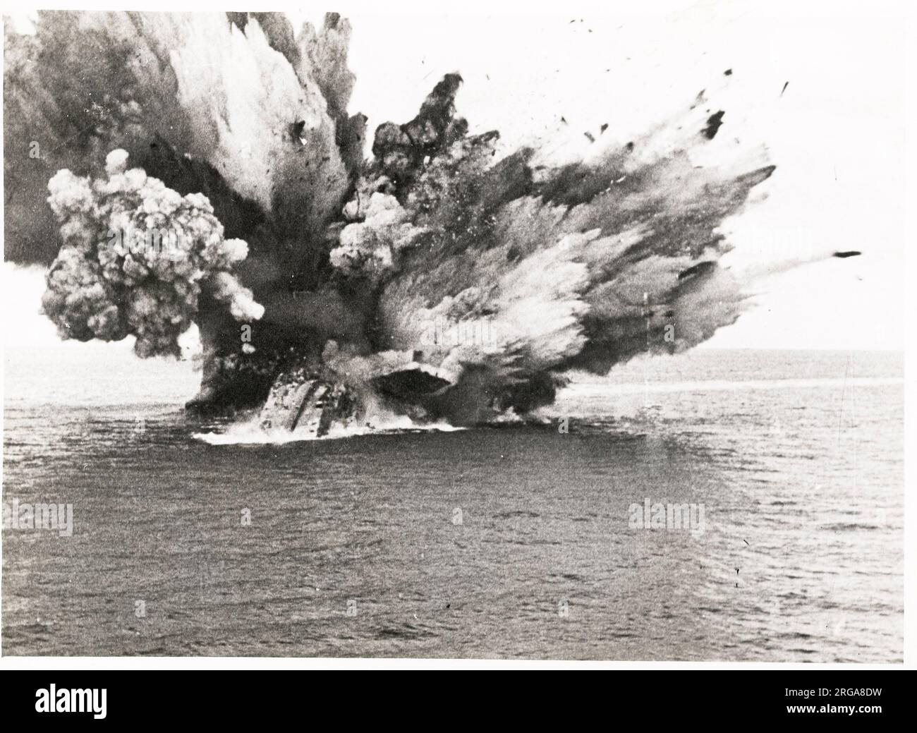 Photographie d'époque Seconde Guerre mondiale - naufrage du HMS Barham en 1941 dans la mer Méditerranée - frappé par le bateau U allemand, prendre après l'explosion du magazine. 859 hommes ont perdu. Banque D'Images