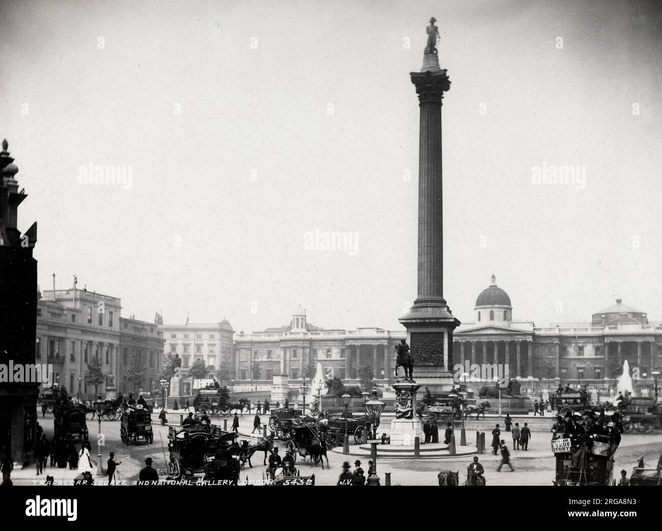 Photographie d'époque du 19th siècle : Trafalgar Square, Nelson's Column, National Gallery, Londres, cheval tiré et trafic piétonnier. Banque D'Images
