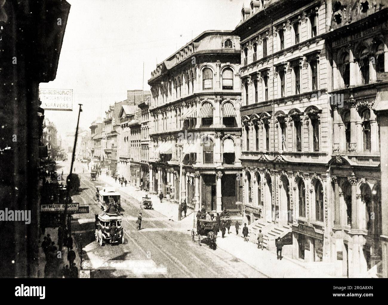 Photographie d'époque du 19th siècle : rue Saint-James Montréal, Canada, trafic piétonnier et tiré par des chevaux. Banque D'Images