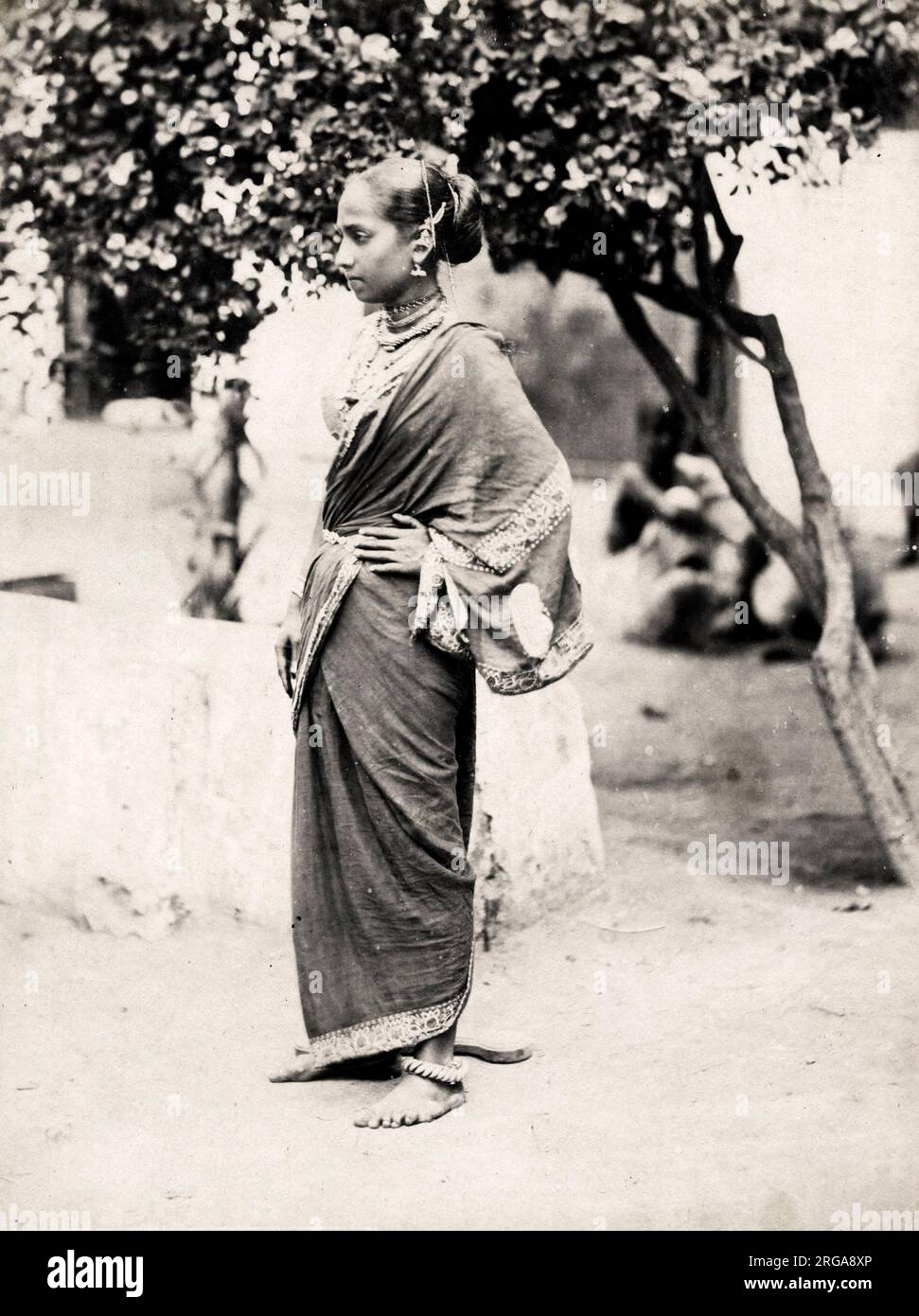 19th siècle photographie d'époque: Jeune femme indienne, sari Banque D'Images