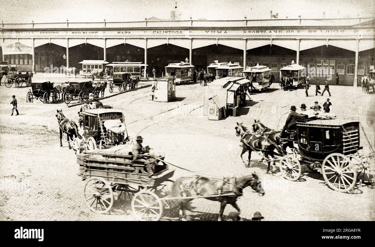Photographie d'époque du 19th siècle : terminal de ferry de Market Street, San Francisco, chevaux, chariots et tramways à la gare. Banque D'Images