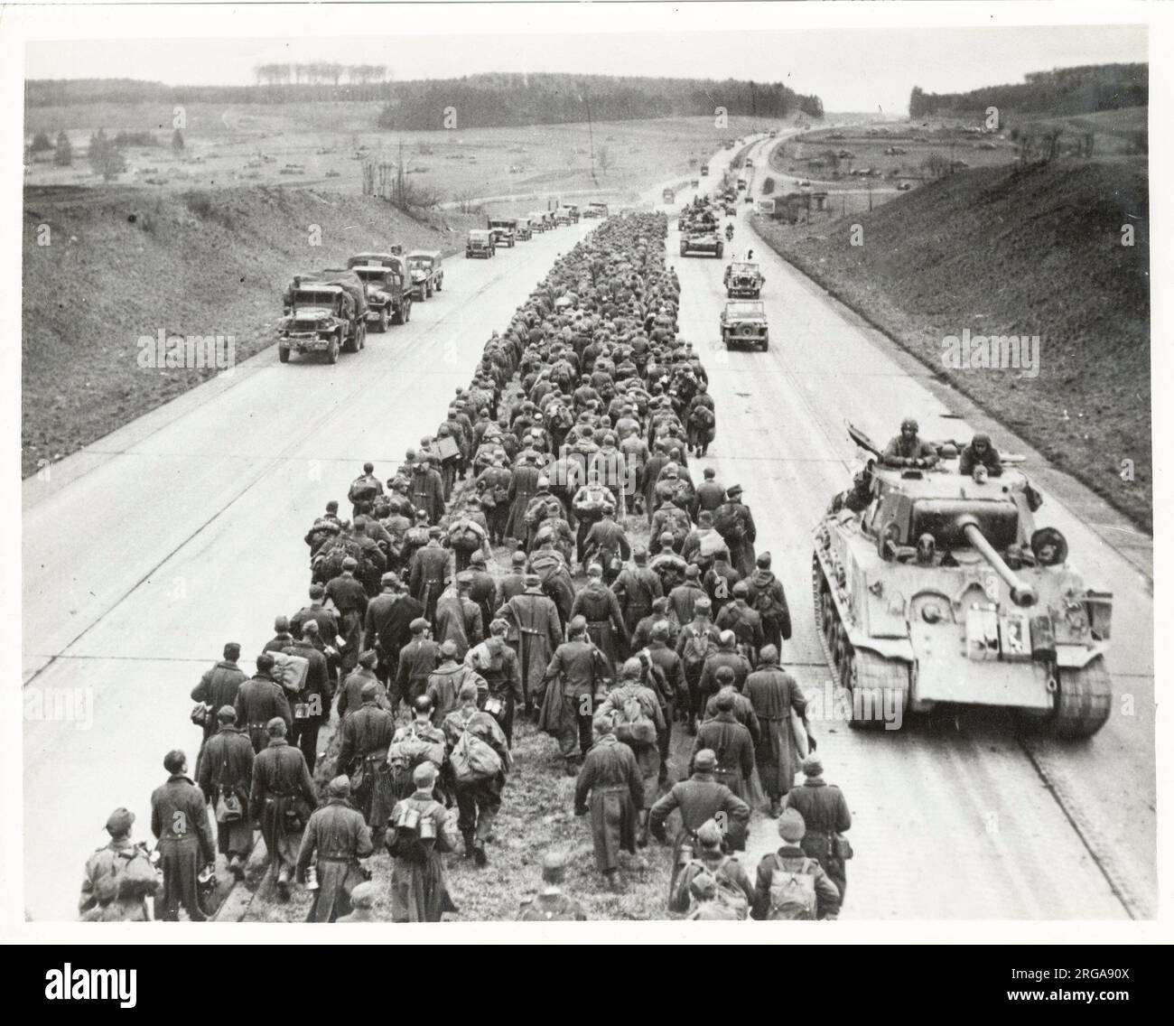 Deuxième Guerre mondiale prisonniers de guerre allemands sur l'autobahn près de Giesen Banque D'Images