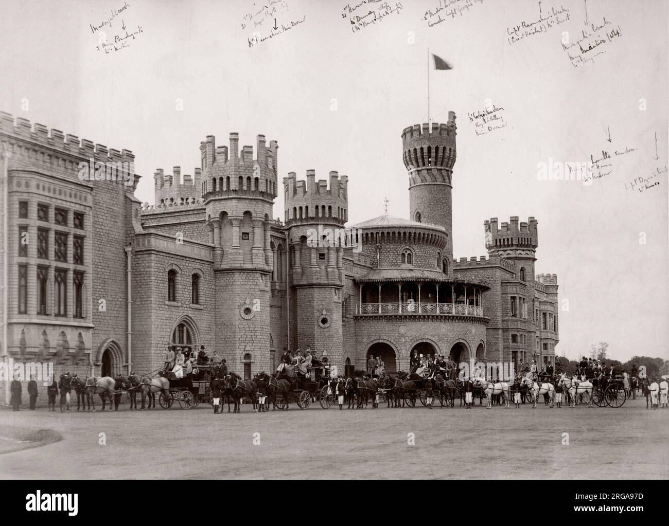 C.1890s pour l'Inde - dignitaires indiens et européens à l'extérieur du palais du maharadjah ou Bangalore - sous-titrées. (Nous avons aussi une version non sous-titrées). Banque D'Images