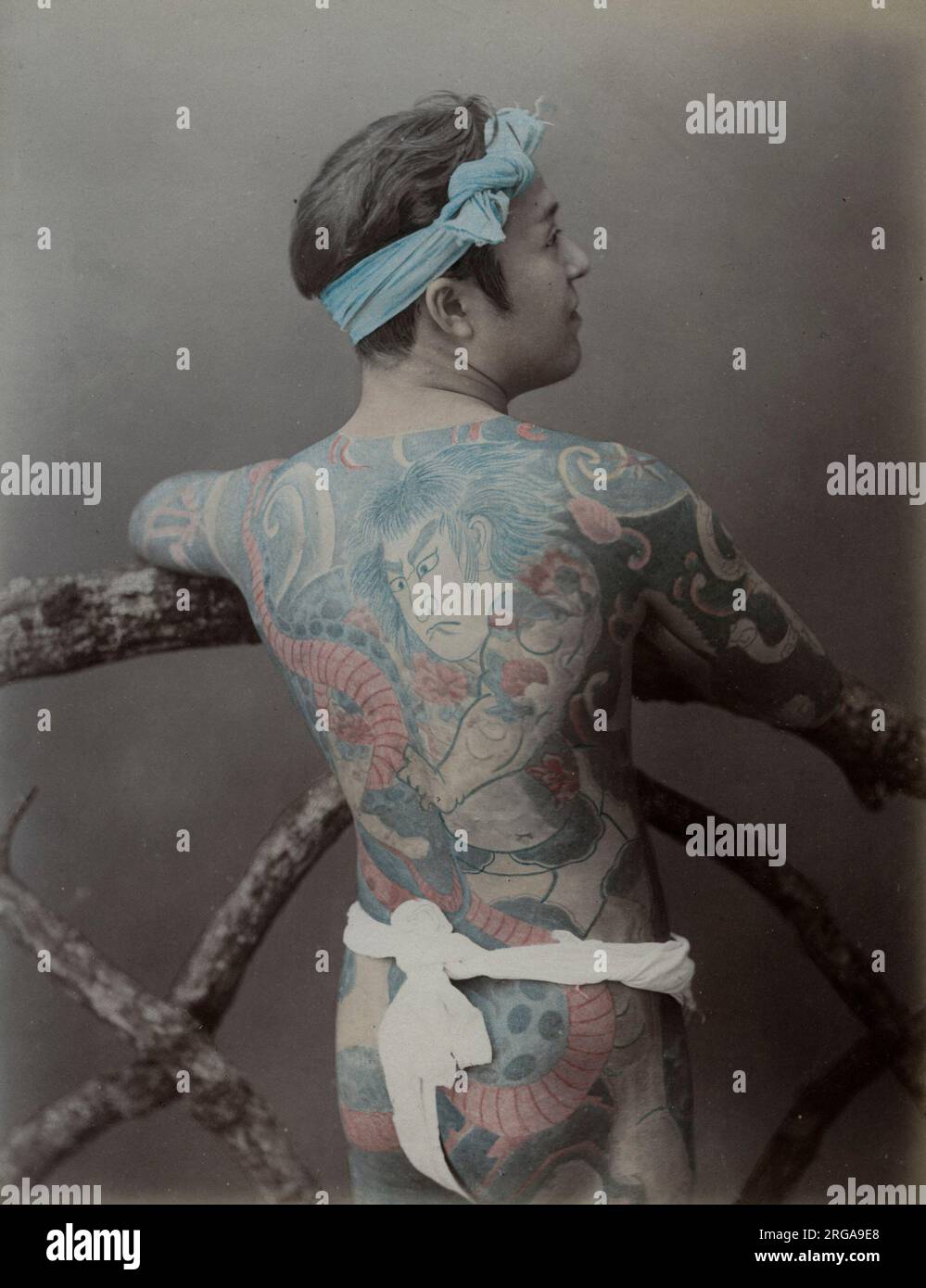Homme avec le tatouage complet élaboré de corps et le tissu de longe, Japon, fin 19th siècle. Banque D'Images
