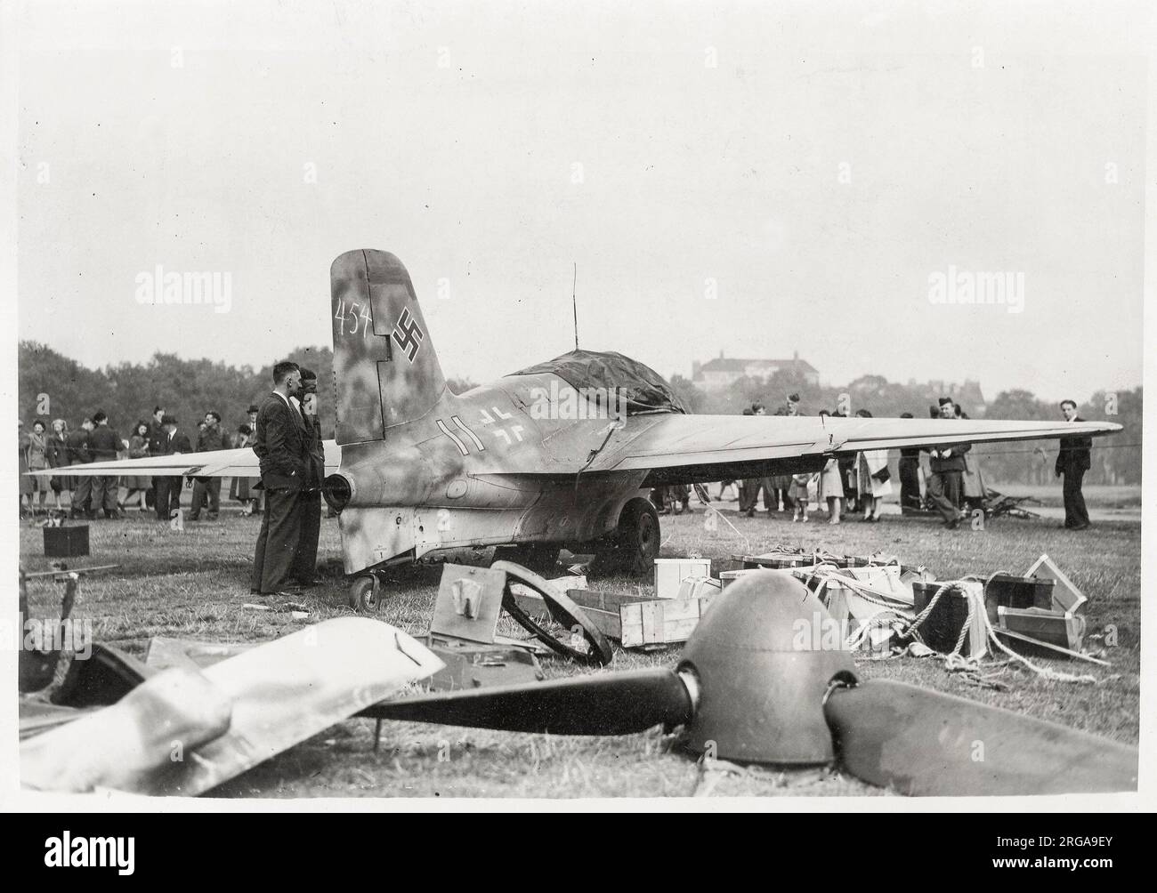 Photographie de la Seconde Guerre mondiale - avion à réaction allemand exposé à Hyde Park à la fin de la guerre. Banque D'Images