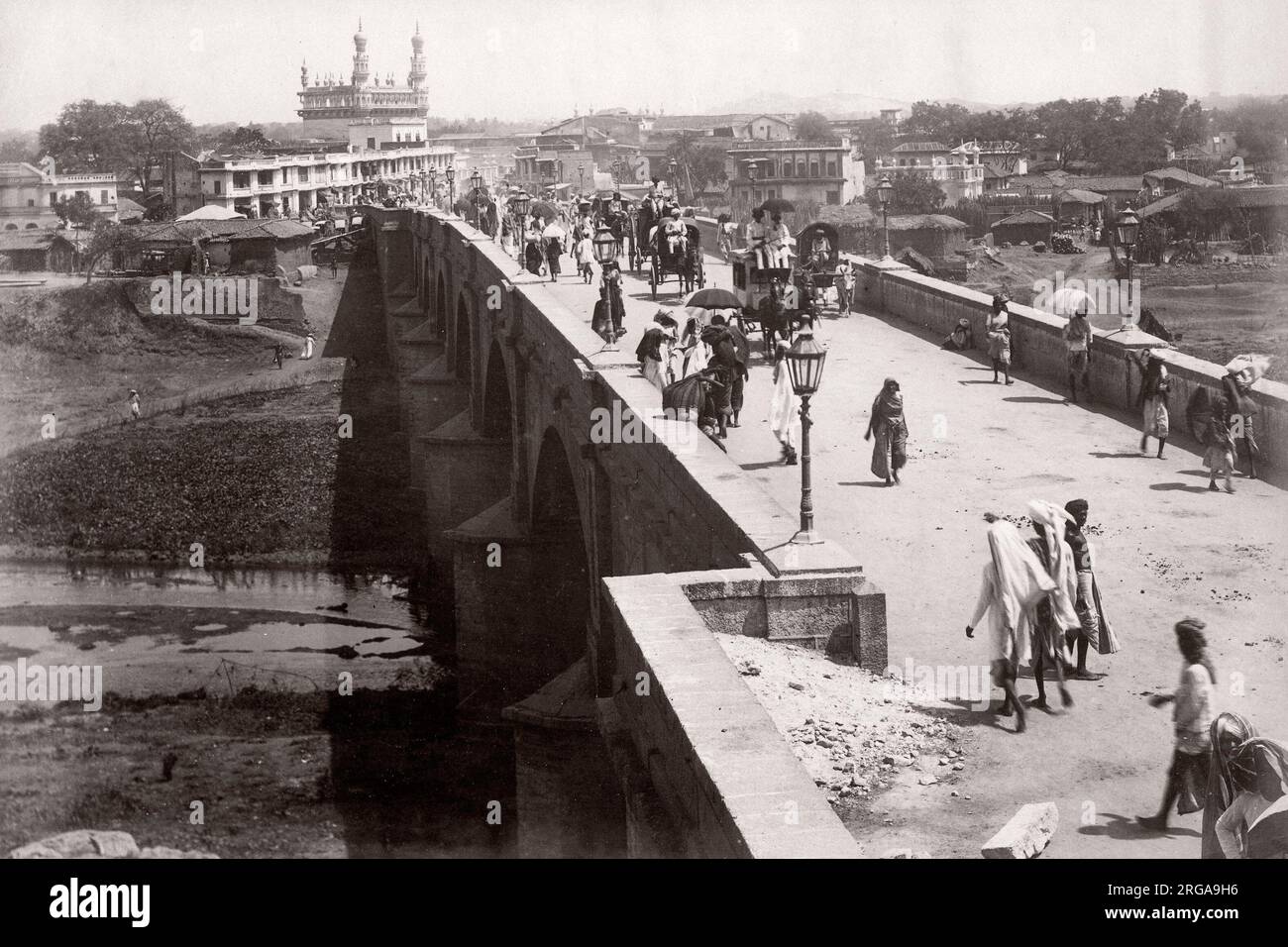 C.1880 s pour l'Inde - rue animée et river bridge, éventuellement Bangalore Banque D'Images C.1880 s pour l'Inde - rue animée et river bridge, éventuellement Bangalore Banque D'Images
