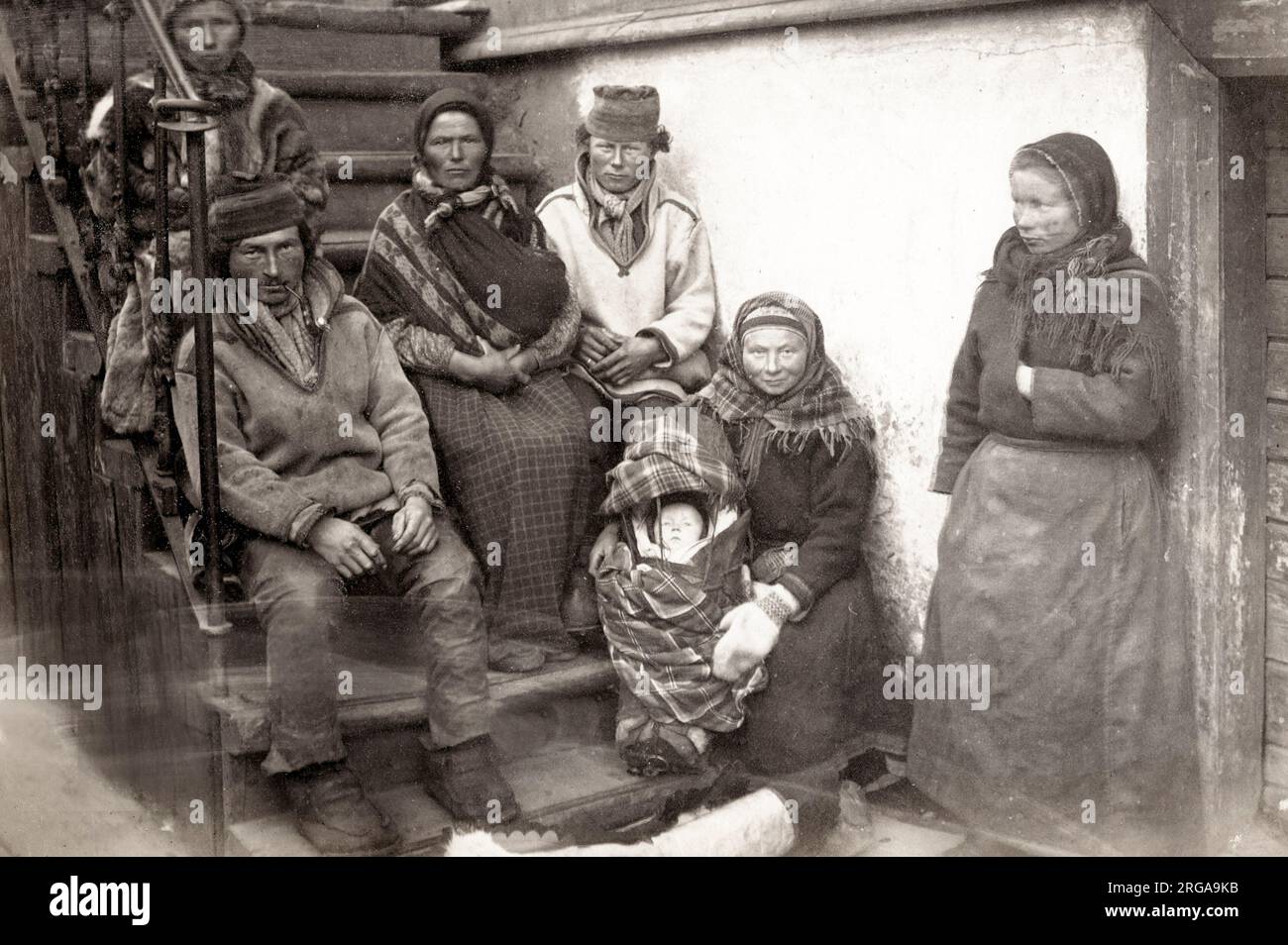 19th siècle photo d'époque : peuple sami Lappland, Laponie, groupe familial Banque D'Images