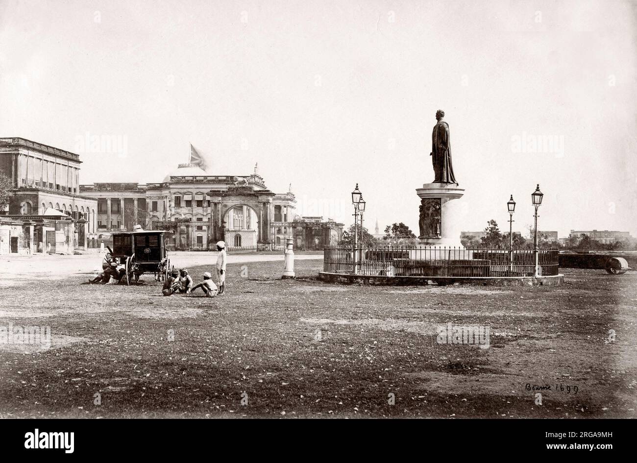 L'Inde des années 1860 par Samuel Bourne - statue de Sir William Cavendish Bentinck en face de la Mairie, Calcutta, Kolkata Banque D'Images