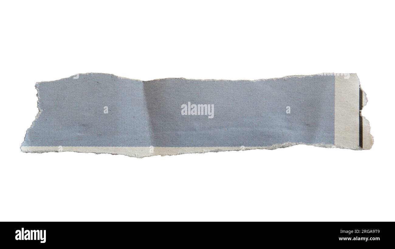 Long morceau de journal déchiré sur fond blanc avec chemin de détourage Banque D'Images