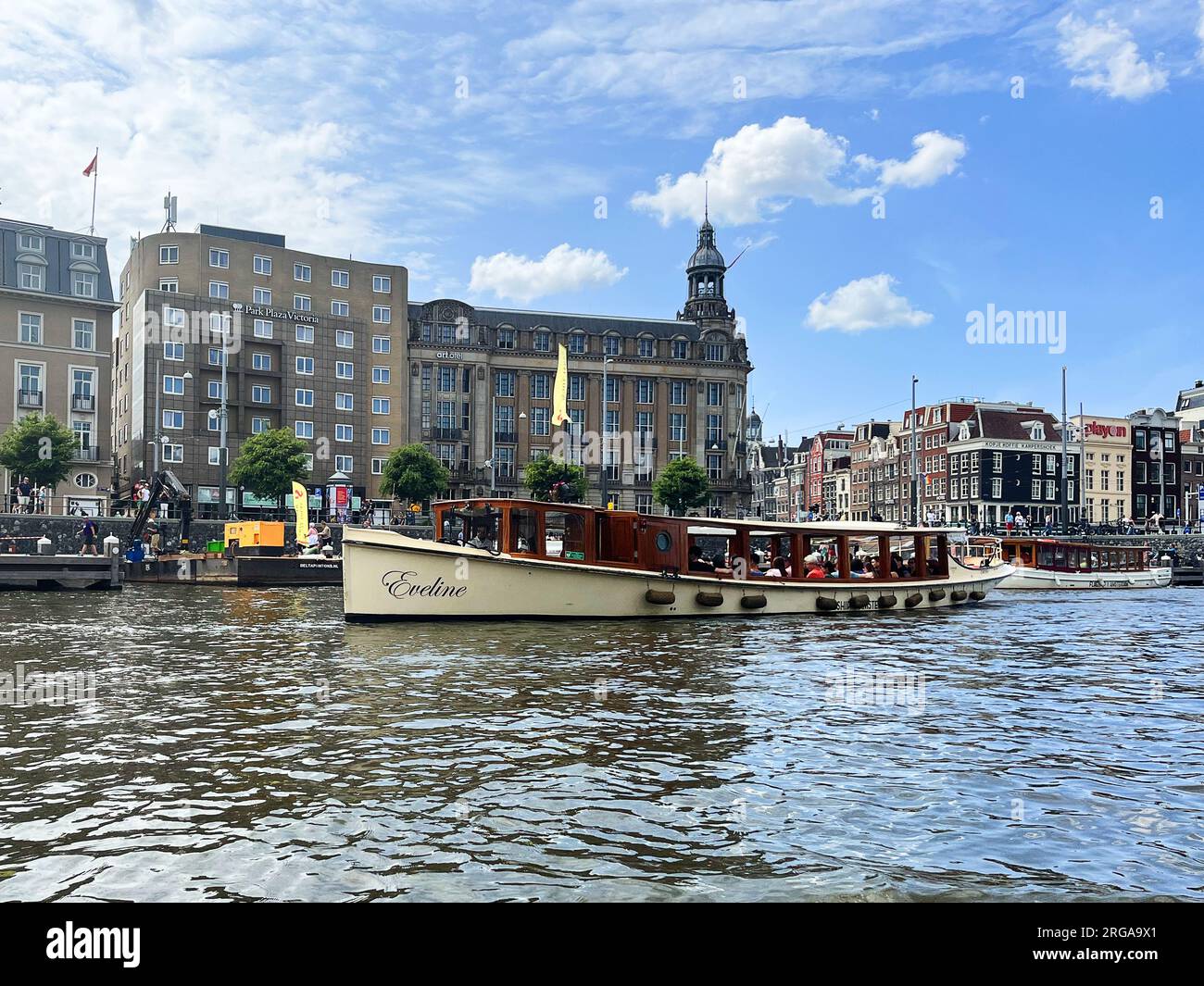 Amsterdam, pays-Bas. 17 juillet 2023. Bateaux de croisière canal avec des touristes dans les canaux d'Amsterdam. Photo de haute qualité Banque D'Images
