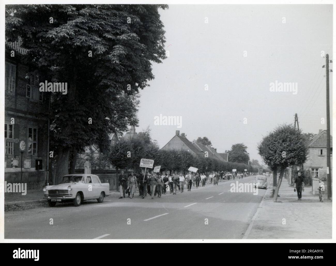 Les manifestants américains anti-nucléaires « Ban la bombe » défileront de San Francisco à Moscou. Photo ici entre Braunschweig (Brunswick) et Helmstedt, Allemagne - 6 août 1961. Banque D'Images