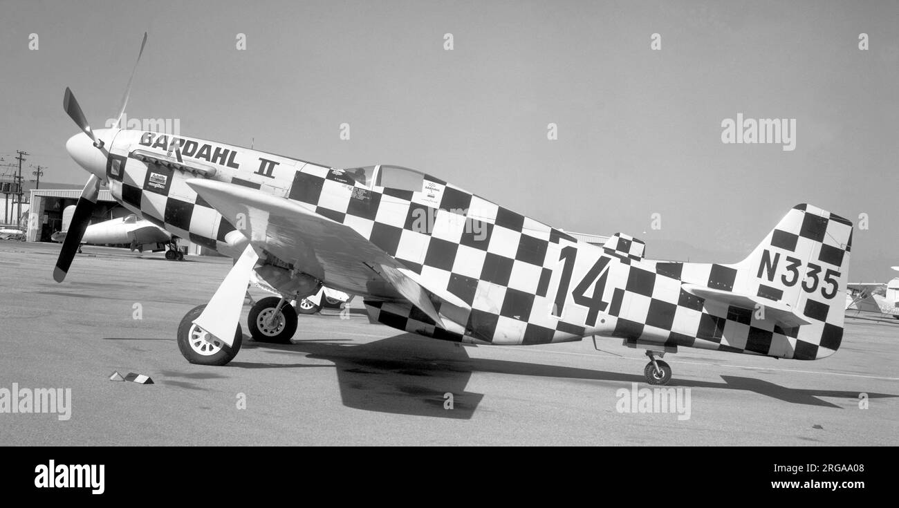 North American P-51D Mustang N335, 'BARDAHL II', numéro de course '14' à Santa Monica, avec le navire jumeau N335J juste visible stationné à côté. Construit comme P-51D-30-NA 44-72902 pour l'United States Army Air Force (USAAF) 7 juin 1947 : livré à la Royal Canadian Air Force le 9564,20 septembre 1960 : rayé de charge.25 février 1957-1960, James H. FeFuria-Fred Ritts-Intercontinental Airways, Canastota, NY, février 25, 1957-1960, immatriculée sous le numéro N6343T, mais entreposée à Carberry (Manitoba).10 mai 1960-1964 Aero Enterprises, Elkhart, IN.17 avril 1964 au 1973 avril : E.D. Weiner, Santa Monica, CA., immatriculée sous le numéro N335, ra Banque D'Images