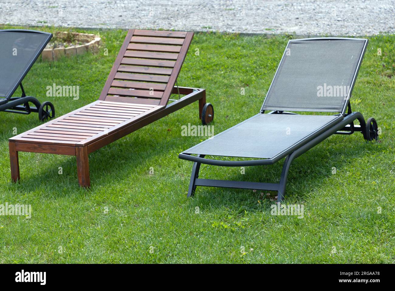 Deux chaises longues différentes à Grass in Garden Banque D'Images