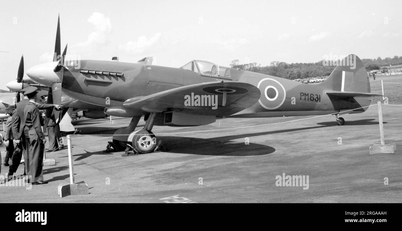 Royal Air Force - Supermarine Spitfire PR Mk.XIX PM631, un avion fondateur du vol commémoratif de la bataille d'Angleterre, lors d'une exposition aérienne de l'USAF au Royaume-Uni. Banque D'Images