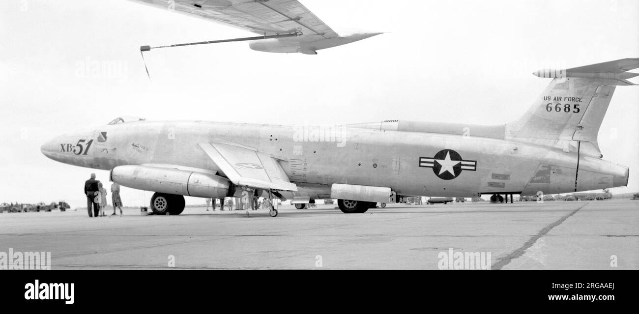 Martin XB-51 46-0685 a commandé comme Martin XA-45 mais a redésigné XB-51 en 1948. 46-0685 a été utilisé dans le tournage de vers l'inconnu comme le fictif « Gilbert XF-120 » et s'est écrasé sur le décollage d'El Paso, Texas, le 25 mars 1956, en route vers une séance de tournage pour le film, tuant les deux membres de l'équipage Banque D'Images